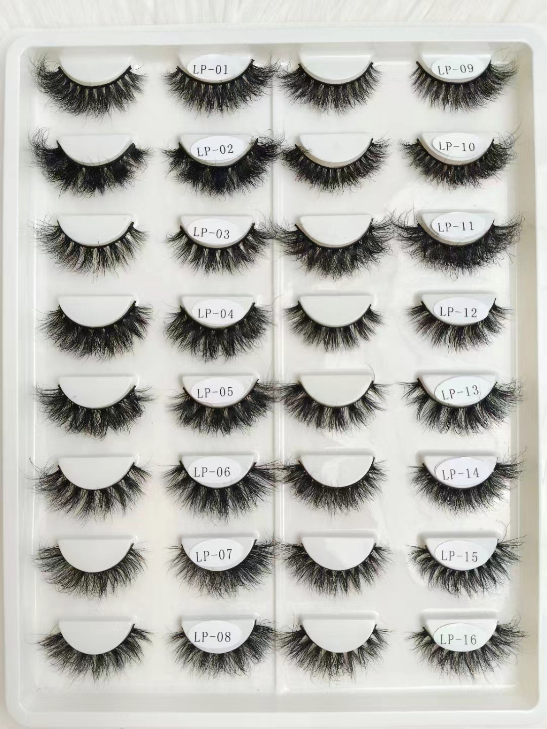 Pagandahin ang Iyong Pang-araw-araw na Hitsura sa Aming Pinili ng De-kalidad na Lashes: Mula Natural hanggang Madulas