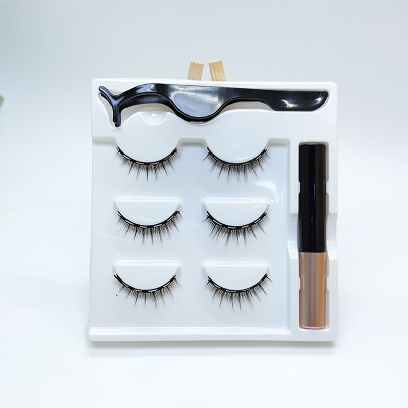 Natural na Magnetic Lashes na May Eyeliner